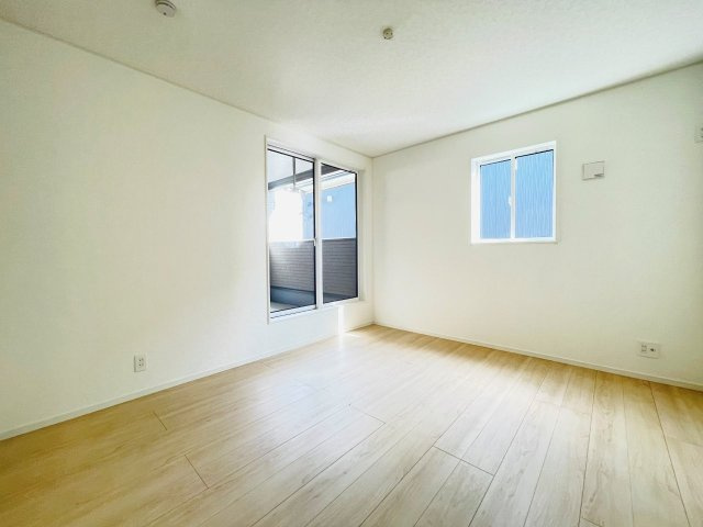 豊田市明和町第5　新築分譲住宅　全4棟　3号棟の洋室|大きな窓からたっぷりと陽光が注がれる明るい空間です。