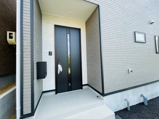 豊田市明和町第5　新築分譲住宅　全4棟　3号棟の玄関|玄関ポーチがあるので、雨の日でも濡れることがなくドアの開け閉めができます。