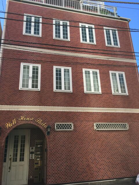 赤い煉瓦調のタイル張りです。