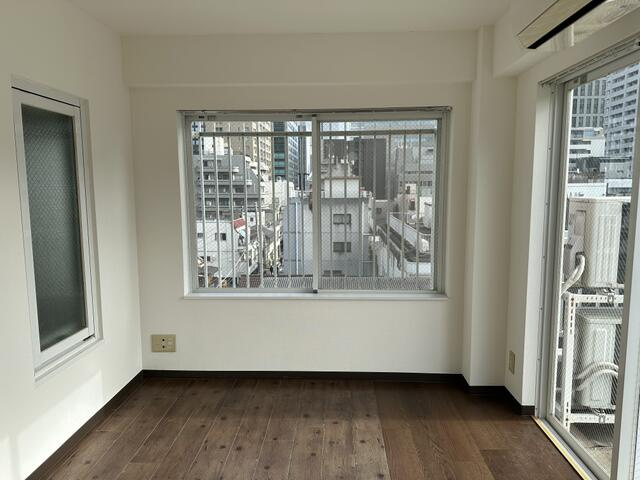 東側の腰高窓です。