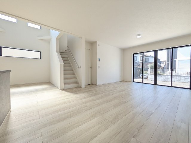 八王子市　富士見町　新築一戸建て　８期の居間・リビング|～22.3帖の明るいLDKで、家族団欒の時間をお過ごしいただけます～