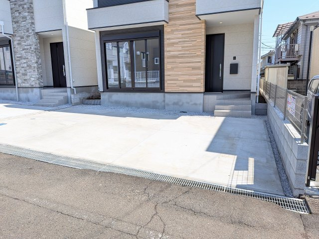 八王子市　富士見町　新築一戸建て　８期の駐車場|～並列3台駐車可能カースペース付き～