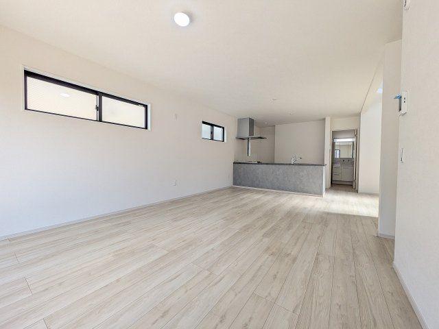 八王子市　富士見町　新築一戸建て　８期の居間・リビング|～22.3帖の明るいLDKで、家族団欒の時間をお過ごしいただけます～