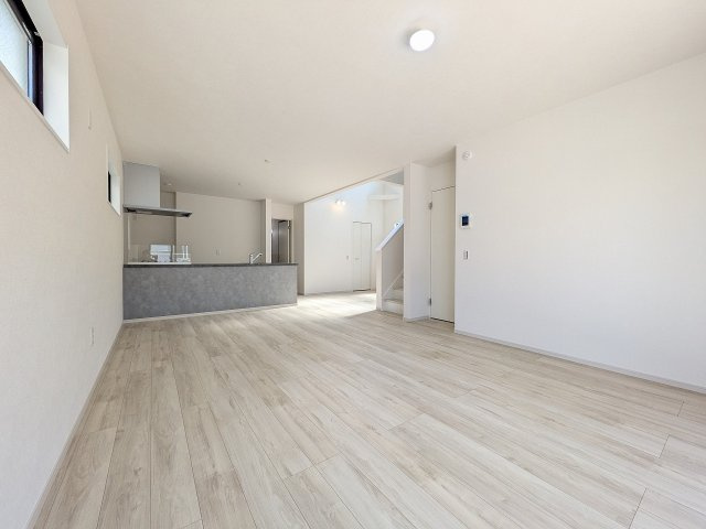 八王子市　富士見町　新築一戸建て　８期の居間・リビング|～22.3帖の明るいLDKで、家族団欒の時間をお過ごしいただけます～