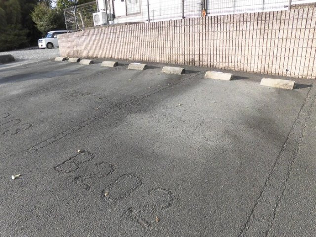 ラヴェルム B棟の駐車場