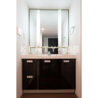 【洗面所】 | ＬａＳａｎｔｅ五反田 | 広い洗面スペース