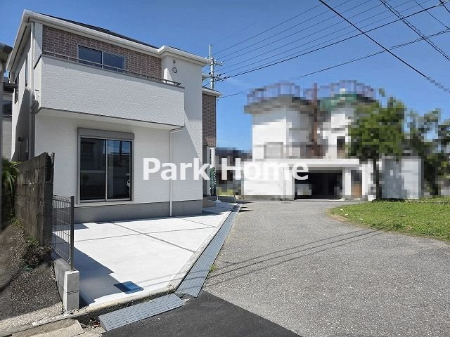 高知市介良乙 -10期3棟3- 新築戸建ての前面道路含む現地写真