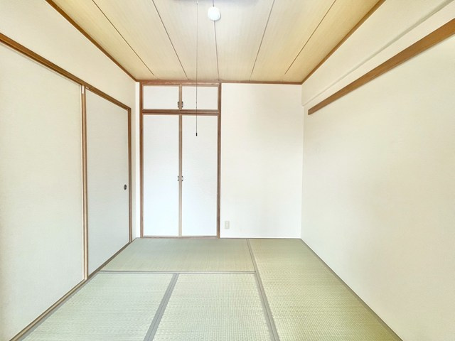 【和室】 | レジオン豊中千里中央 | 現在ご返済中のカーローン・カードローン・教育ローンなどを住宅ローンに一本化したり、家具家電購入費用・引越し費用を住宅ローンと組み合わせるなど、お客さまにメリットの多い住宅ローンのご提案が可能です。