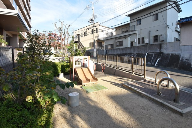 【その他】 | レジオン豊中千里中央 | 現在ご返済中のカーローン・カードローン・教育ローンなどを住宅ローンに一本化したり、家具家電購入費用・引越し費用を住宅ローンと組み合わせるなど、お客さまにメリットの多い住宅ローンのご提案が可能です。