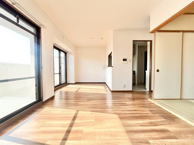 【居間・リビング】 | レジオン豊中千里中央 | エイブルだけの嬉しいサービス、ご用意しております。詳細は、お気軽に当社までお問合せ下さいませ！