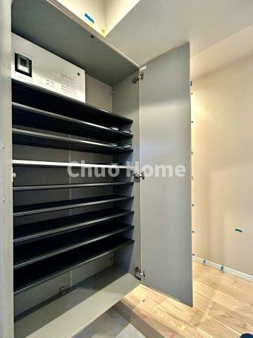 クレール亀戸の玄関|【玄関】玄関には大型のシューズクローゼットを設置しておりますのでいつでもスッキリりとした空間を保てます。玄関周りを清潔に使うのはとても大事なことですよね。