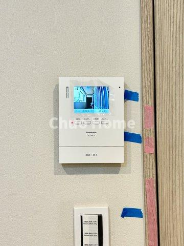 クレール亀戸のセキュリティ|【モニターホン】誰が来たかすぐにわかるカラーモニター付きインターホン。通話ボタンを押すまでは室内の音は漏れていませんので相手を確かめてから応対できます。