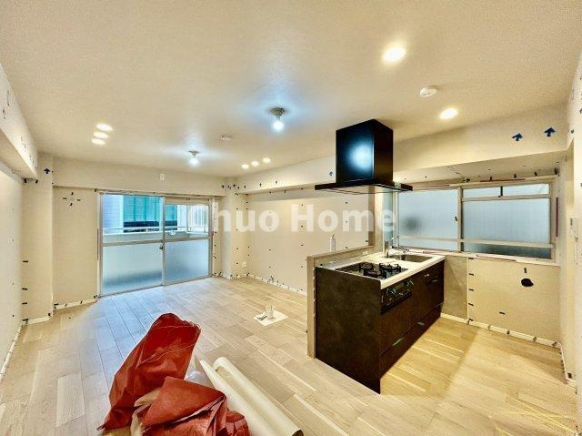 クレール亀戸のキッチン|視界に広がりを生むオープンなキッチン。料理や片付けをしながら、家族との会話を楽しんだり、リビングで遊ぶ子どもを見守れます。ご見学時には家具の配置などもイメージしながらぜひご覧になって見て下さい。