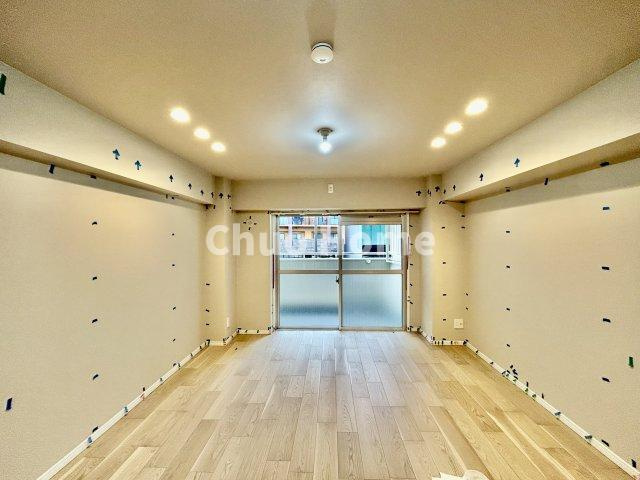 クレール亀戸の居間・リビング|【リビングダイニング】一日の中で多くの時間を過すことになるリビングダイニングだからこそ、いつも穏やかな空間であることが必然。爽やかな通風と採光を存分に感じる事が出来る空間です。