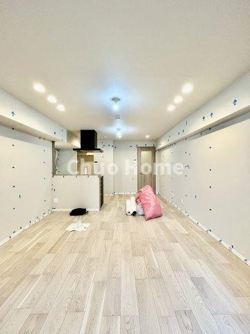 クレール亀戸のダイニング|【ダイニング】忙しい朝でも、しっかり家族が揃って食事をして頂けるゆとりある大きさのダイニングスペース。奥様が作る手料理をカウンター越しに受けとって頂き、テーブルで囲む素敵な時間を存分に愉しんで下さい。