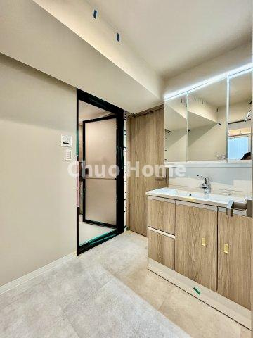 クレール亀戸の脱衣所|【洗面所】明るい洗面所は朝をすっきりさせてくれる空間です。バタバタしている忙しい朝でも収納が多い洗面台では短い時間で効率良く支度ができます。