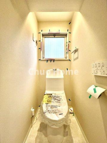 クレール亀戸のトイレ|【トイレ】 収納スペースをしっかりと確保した温水洗浄便座機能付きトイレ。温水洗浄便座は清潔にお使いいただくための大切なアイテムです。