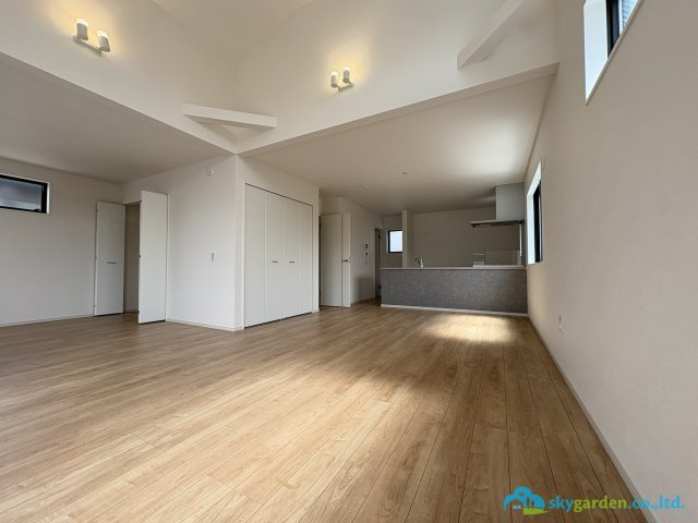 平塚市達上ヶ丘２期　新築戸建　全2棟1号棟の居間・リビング|リビングです
