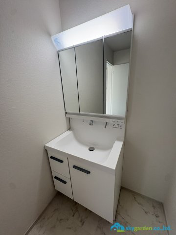 平塚市達上ヶ丘２期　新築戸建　全2棟1号棟の独立洗面台|朝の支度にも助かる、独立の洗髪洗面化粧台