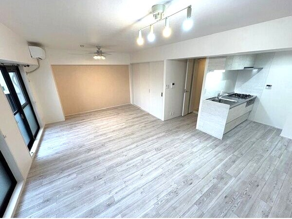 ファミール東海の居間・リビング