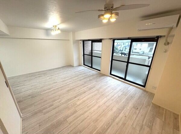 ファミール東海の居間・リビング