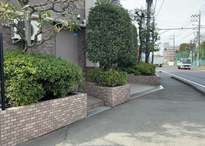 【庭】 | ライオンズガーデン小田急相模原 | 物件によっては、入居者が個人的に使用できる専用庭がついているものもあります。また、住宅の中にある土間の部分を庭と呼ぶこともあります。庭の用途は住む人によって変わり、それによってデザインもさまざまです。