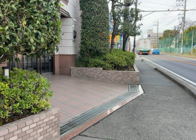 【中庭】 | ライオンズガーデン小田急相模原 | 中庭（パティオ）とは、一つの建築物の内部に設けられた、壁などで囲われている庭のことを指します。コの字型、ロの字型が主流ですが、L字型の中庭もあります。最近では、インテリア性の高さからも人気があります。