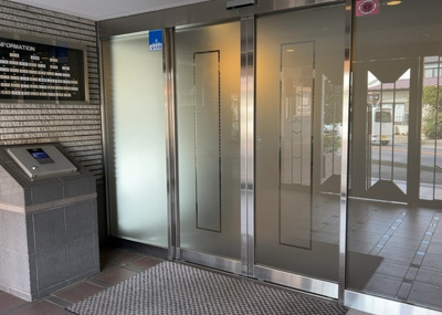 【エントランス】 | ライオンズガーデン小田急相模原 | マンションのエントランスには、もともと風よけや防犯の役割がありますが、マンションによって宅配ボックスなどの設備が備わっている所もあります。日々の生活をイメージしながら生活しやすさをチェックしましょう。