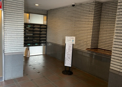 【ロビー】 | ライオンズガーデン小田急相模原 | ラウンジは、マンションの共用スペースに椅子やテーブルなどを配置した利用者が寛げる空間です。屋内型ラウンジと屋外型ラウンジがあります。共用部分の管理状況と合わせて、詳細については現地でご確認ください。