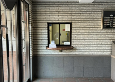 【受付】 | ライオンズガーデン小田急相模原 | 受付はマンションコンシェルジュがいる場合もあれば、管理人が滞在する小部屋を総称して呼ぶことがあります。主にエントランスに設置されていることから、防犯面でも期待ができます。防犯設備がない場合はより安心！