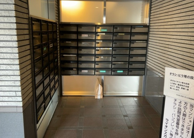 【設備】 | ライオンズガーデン小田急相模原 | エントランス付近に設置されている集合ポストは、住んでいる部屋と離れているため、ポストをあさるなど誰かに何かされていても被害に気づきにくいです。入居する時には他人に特定されにくい番号で鍵をかけましょう！