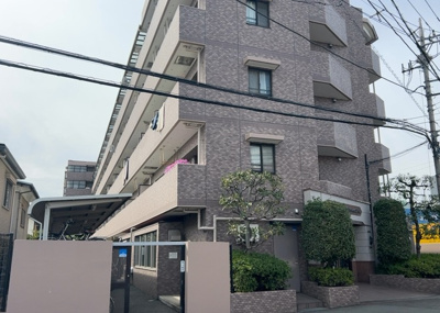 【現況写真】 | ライオンズガーデン小田急相模原 | 道幅が広い場所は日当たりや風通が良好です。幅が広いのですれ違いも可能ですし大きな車でも駐車可能！一方で、大型車が通ることも多くなるため交通量の増加により騒音に繋がります。また土地の値段が高くなります。