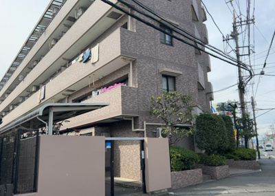 【外観】 | ライオンズガーデン小田急相模原 | ＲＣ造、Reinforced Concreteは直訳すると補強されたコンクリートです。主に柱や梁・床・壁が鉄筋とコンクリートで構成おり、鉄筋を組んだ型枠にコンクリートを流し込んで固めたものを指します。