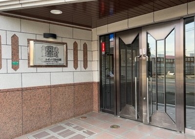【玄関】 | ライオンズガーデン小田急相模原 | 玄関は家の顔でもあり、家族以外の目にも止まる場所です。玄関は外との間を仕切る扉、靴などをしまっておく収納スペース、靴脱ぎのたたきスペース、来客とのやり取りをするドアホンなど複数のアイテムからなります。