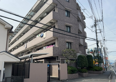 【外観】 | ライオンズガーデン小田急相模原 | 外観はマンション管理がされているかの目安になります。築年数が古いと、壁面は劣化してひび割れが生じることも！建物が古びていても細かいところが修繕されていると、きちんと管理されているなぁと感じるでしょう。
