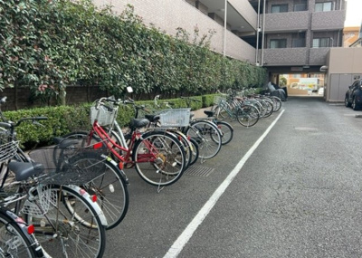 【駐車場】 | ライオンズガーデン小田急相模原 | 車一台あたりに必要なスペースは、標準サイズの普通自動車で横幅2m50cm、長さ5mは必要になります。ただし、乗降のことも考慮して横幅3m30cm、長さ5m50cmほどは確保できるところを選びましょう。