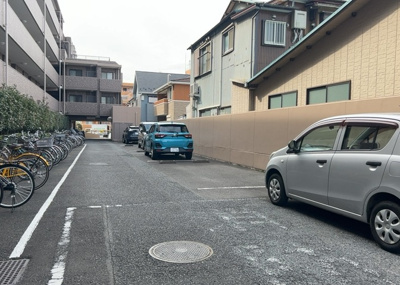 【駐車場】 | ライオンズガーデン小田急相模原 | 駐車場と明記されていても、最小スペースでつくられた駐車場だと大型車は駐車できなかったり、出入りしにくくなったりする可能性があります。お車のサイズと購入したい物件の駐車場のサイズを現地で確認しましょう。