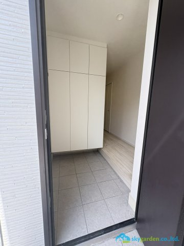 平塚市達上ヶ丘２期　新築戸建　全2棟2号棟の玄関