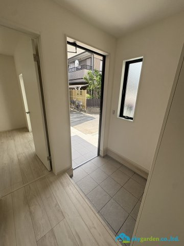 平塚市達上ヶ丘２期　新築戸建　全2棟2号棟の玄関
