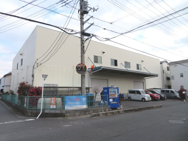 草加市青柳４丁目の倉庫の外観