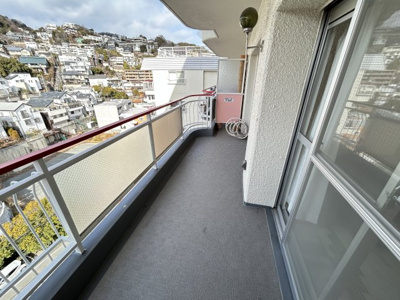 【バルコニー】 | グランドハイツ甲陽園 | 外からの目が気にならないバルコニーで洗濯物が干せます