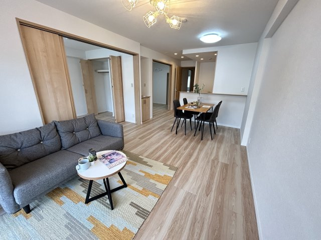 【居間・リビング】 | グランドハイツ甲陽園 | ゆったり過ごせる居間です