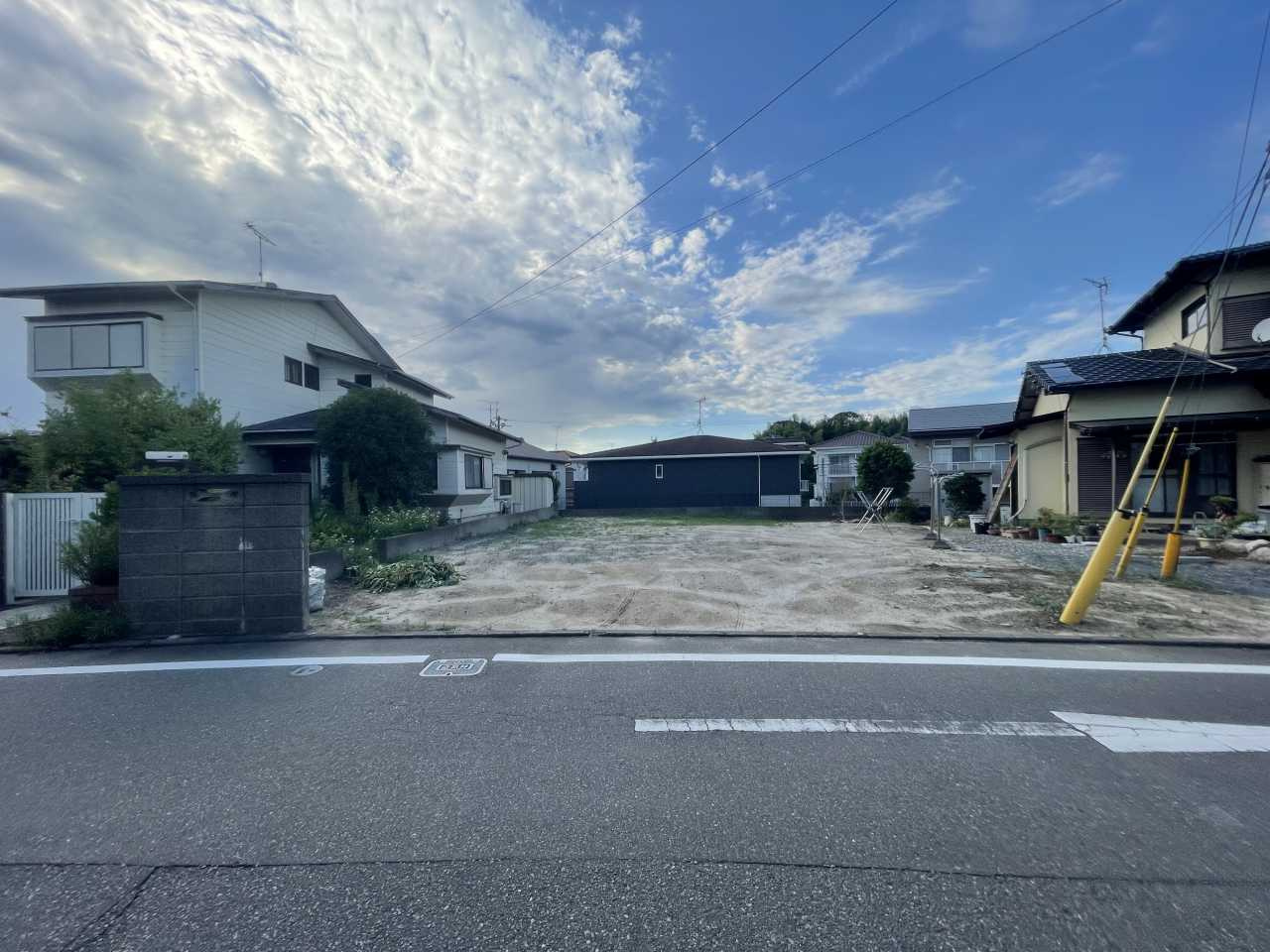 春日市小倉3丁目 土地の前面道路含む現地写真|土地の写真、間口は8.2ｍあります。
前面道路の幅は5.6ｍです。