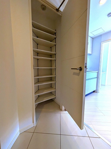 シュロス田園調布南の玄関