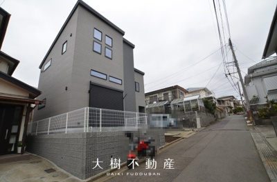 【前面道路含む現地写真】 | 綾瀬市寺尾釜田3丁目 新築戸建て   全1棟【仲介手数料無料】 | ※令和8年3月上旬に撮影