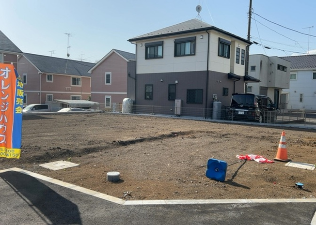 【外観】 | 土地を買う際、住む地域の自治体や福祉の補助制度にも注目してみましょう。子供や老人の医療補助やゴミ出しのルールなど、自治体によってルールに大きな違いがあるため、暮らしやすい土地で判断するとよいでしょう。