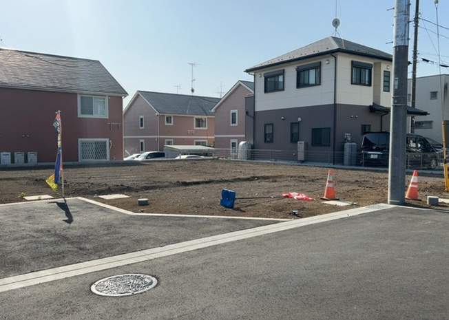 【外観】 | 現地に行くなら、物件の周囲の地形がどうなっているかを見ることも大切です。周辺より低くなっている土地では、大雨などで水が集まりやすいため、地盤が弱くなっているということも考えられるため、注意が必要です。