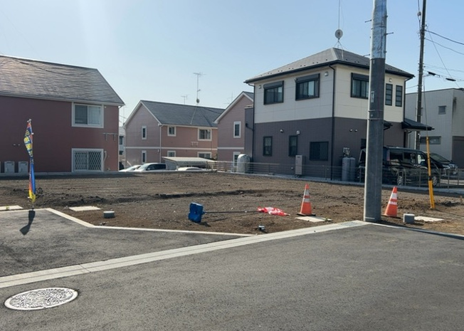 【外観】 | 隣家の土地はどうなっているのか、生活利便施設が近くにあるのか、学校まで近いかなど、お客様のライフスタイルにあわせたイメージが重要です。また、近くにあると困る施設が近くにないかも確認するといいでしょう。