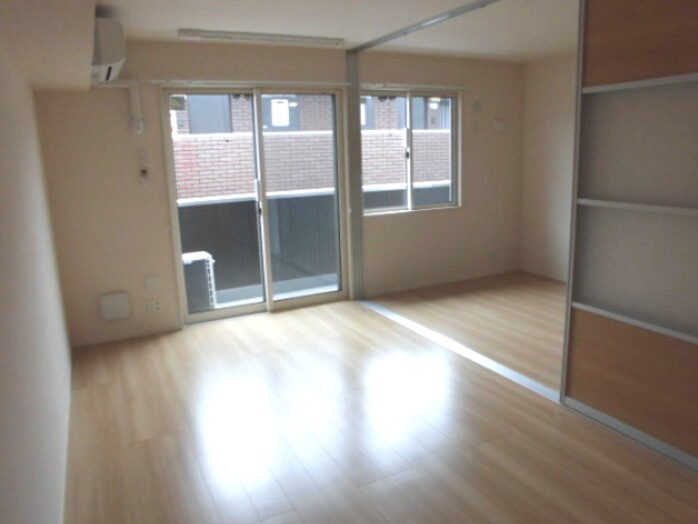 川崎市多摩区堰２丁目のアパートの居間・リビング