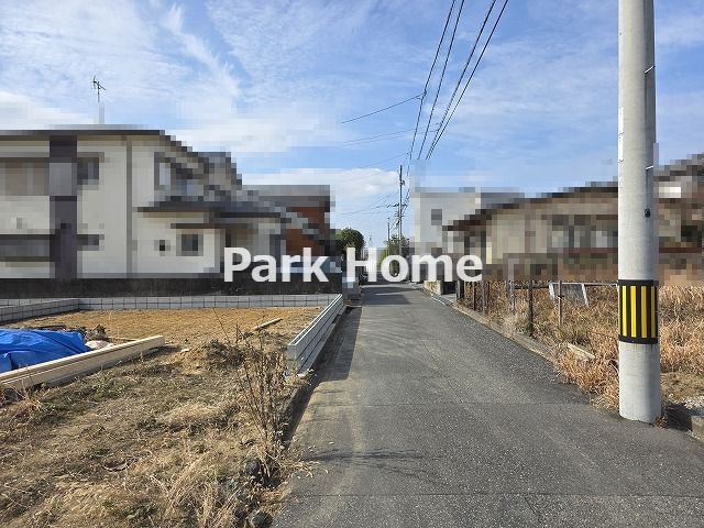 高知市介良乙 -10期3棟1- 新築戸建ての前面道路含む現地写真